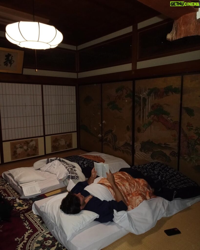 Lucie Rhéaume Instagram - Une nuit dans le temple bouddhiste Rengejo-in Shukubo de Koyasan (save pour ton futur voyage au Japon!).🪷 📍Perché dans les montagnes mystiques de Wakayama, Koyasan est un sanctuaire de tranquillité et le berceau du bouddhisme Shingon. Poser le pied à Koyasan, c’est poser le pied dans un univers où le temps semble suspendu, offrant un espace sacré où l’âme peut s’élever et se reconnecter à sa nature véritable. Ferais-tu le détour par ce petit village lors d’un futur voyage au Japon?🇯🇵 1- Ma passion du thé qui est absolue comblée en étant ici 2- Lecture sur nos lits à même les tatamis 3- Le onsen du temple (aka les bains traditionnels japonais) 4 & 5 - Quelques clichés dans notre chambre que j’ai adoré 6- Déjeuner typique au temple 7- L’entrée du temple 8, 9 & 10 - Divers moments à explorer Koyasan