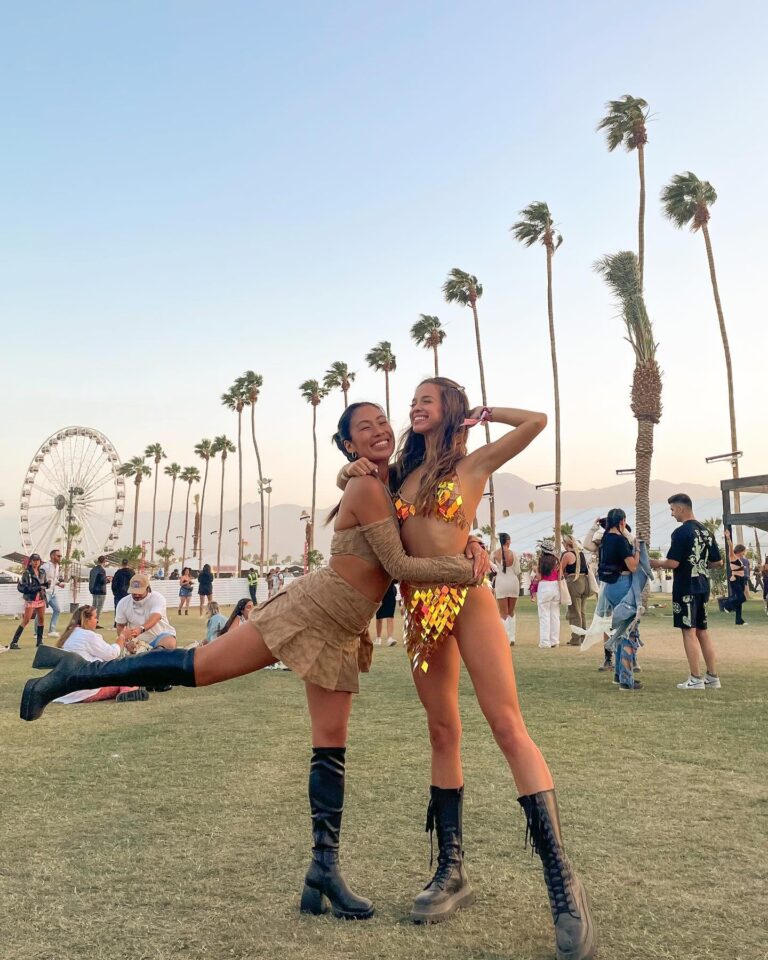 Lucie Rhéaume Instagram - Coachella through the years.🎡🌈💖 Je laisse une p’tite partie de mon coeur à Palm Springs cette année en ne prenant pas part aux festivités pour l’instant (à moins d’un revirement de situation dernière minute… on ne sait jamais avec moi🤠). Je compense en écoutant on repeat en travaillant le beat que j’écouterais si j’étais entrain de viber sous la tente hahaha. Disons que je crave un peu de nouveauté donc up next sur la bucket list (et j’en rêve depuis des ANNÉES): BURNING MAN. S’il y en a ici qui sont déjà allés / prévoient y aller cette année, hit me up.⛺️ Quelle année de looks a été ta pref toi? 1- 2019 sparkly alien👽 2- 2019 neon green girly💚 3- 2022 sparkly desert queen✨ 4- 2022 colorful boho🧡 5- 2022 glittery cowboy🤠 6- 2023 bohème🌾 7- 2023 metallic warrior🪩 8- 2023 jeans on jeans👖