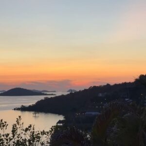 Lucie Rhéaume Instagram - «Bonjour,

Veuillez prendre note que je suis actuellement à l’extérieur du bureau - entrain de me chauffer la couenne, d’apprécier le « dolce far niente », de nager avec les requins et de me reposer - aux Philippines. Pour toute urgence, merci de contacter mes collègues ou d’attendre que je revienne au pays revigorée. »🧖‍♀️🦋🕺🏽🏝️🌈