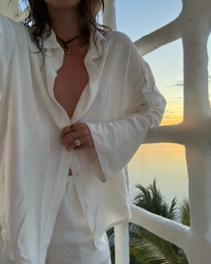 Lucie Rhéaume Instagram - «Bonjour,

Veuillez prendre note que je suis actuellement à l’extérieur du bureau - entrain de me chauffer la couenne, d’apprécier le « dolce far niente », de nager avec les requins et de me reposer - aux Philippines. Pour toute urgence, merci de contacter mes collègues ou d’attendre que je revienne au pays revigorée. »🧖‍♀️🦋🕺🏽🏝️🌈