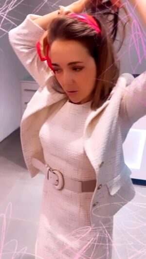 Lucie Vondráčková Instagram - Otázka: Z kterého filmu je písnička?:) Jednoduché hlavně pro nás, přestárlé pamětníky samozřejmě…:)) @chantall.sk @chantall.cz