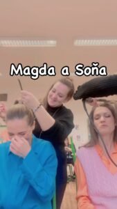 Lucie Vondráčková Instagram - Magda a Soňa na natáčení… zkouška textu dvou k smrti znepřátelených postav! 🎬@veronikacermakmackova @uliceserial @tvnovaofficial @fanclubulice