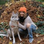 Lucie Vondráčková Instagram - V kolik ráno chodíte se psem vy? A kolikrát denně?? Tyhle fotky nejsou s tím naším, ale s krásnou Karkulkou z kalendáře pro @psi_sance Ale venčím podobného😉 #animallovers