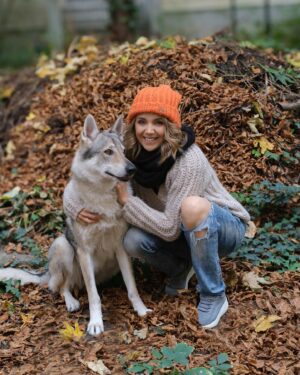 Lucie Vondráčková Instagram - V kolik ráno chodíte se psem vy? A kolikrát denně?? Tyhle fotky nejsou s tím naším, ale s krásnou Karkulkou z kalendáře pro @psi_sance Ale venčím podobného😉 #animallovers