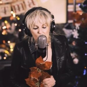 Lucinda Williams Instagram - Back at it again tonight for #22DaysOfLu with Christmas Tears 🎄🔔

Don’t forget to to head to the merch shop to get this CD/LP free with purchase of another CD/LP 🤘