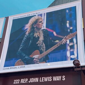 Lucinda Williams Instagram - Spotted outside @countrymusichof 👀😅🥳

📸 of 📸 by @amberraed_
original 📸 by @peggyfrench