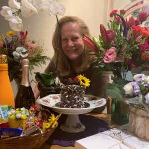 Lucinha Lins Instagram - 68 anos! 🥂 Brindando a vida, a saúde, a prosperidade!Agradeço todas as mensagens, carinhos, presentes, de amigos, de fãs, de familiares. Fizeram meu dia mais feliz 💛🧡💚💙