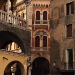 Lucrezia Guidone Instagram - 📍Pàdoa 🫶🏻 Abbiamo concluso ieri le repliche di “The City” al Teatro Verdi di Padova e tra qualche giorno approderemo al Goldoni di Venezia. Grazie a chi ci è stato, a chi ha voluto essere parte di questo viaggio come pubblico… che poi (chi ha visto sa) è un po’ come essere un personaggio dell’opera entrandoci dentro… di riflesso 😜 Ci vediamo a Venezia 🫶🏻 (7/10 marzo Teatro Goldoni) @teatrostabileveneto #thecity #martincrimp #jacopogassmann