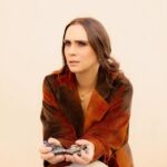 Lucrezia Guidone Instagram - Sanremo è finito. Ora aspettate di più i fiori di San Valentino o i nuovi episodi? 😎 ci vediamo il 14 febbraio su @instarai2 e @raiplay_official 🫶🏻 Nell’ultima foto io quando mi chiedo che domanda sia. #marefuori4 #vitadilú