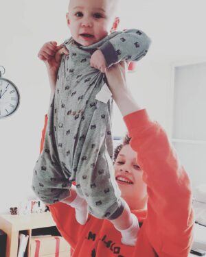 Lucy Dubinchik Instagram - אלמוש מעבירה את אור שיעור באקרובטיקה 😁