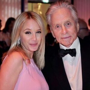 Ludivine Sagnier Instagram - Trop heureuse et fière de voir mon cher partenaire @michaelkirkdouglas recevoir la palme d’or d’honneur 
Merci @richardgianorio pour la 📷😘

#benfranklin #appleseries
