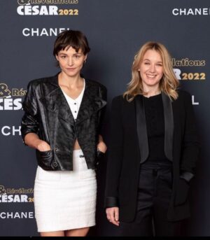 Ludivine Sagnier Instagram - Bonjour @pauline.parigot , ma filleule révélée par @academiedescesar dans Frères d’armes avec @vincentrottiers et @kevin_azais_officiel .