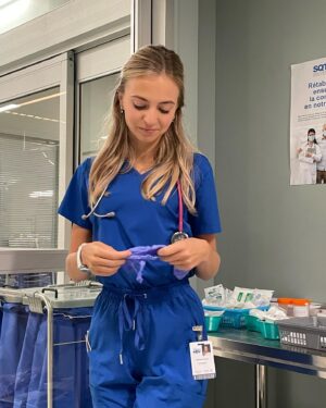 Ludivine Reding Instagram - C’est la dernière de STAT ce soir💙
Merci d’avoir suivi la série en si grande nombre!! J’en reviens pas de la chance que j’ai de travailler avec une équipe aussi talentueuse 🥹

On se revoit en septembre!! 🥳