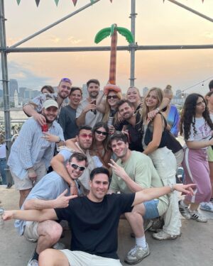 Ludivine Reding Instagram - Les amis à Osheagaaa💚💐🌴

merci @evenko 🫶🏻