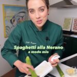 Ludovica Gargari Instagram – Alcuni primi piatti italiani vengono eliminati dalla nostra quotidianità, quando in realtà bastano poche accortezze, come cotture piu leggere e regolazione delle dosi per reinserirle senza troppe privazioni 

🇮🇹 la mia versione della pasta alla nerano 
per 2 persone
200g spaghettoni 
200g zucchine
20g pecorino grattugiato
20g parmigiano grattugiato 
50g provola affumicata 
qb menta
qb olio evo
qb scorza di limone 
sale
pepe

affettate le zucchine finemente e grigliatele
tagliate a listarelle la menta e mettete entrambe in padella con un mestolo d acqua di cottura e del pepe
scolate la pasta al dente e ultimate in padella con il condimento
a fuoco spento aggiungete pecorino e provola affumicata e la scorza di limone

mantecate e impiattate 

🇬🇧 My version of pasta alla nerano 🍝 
For 2 people
200g spaghetti
200g zucchini
20g grated pecorino cheese
20g parmigiano
50g smoked provola
To taste mint
Extra virgin olive oil to taste
Salt
Pepper
qb lemon zest

Slice the zucchini finely and grill them
Cut the mint into strips and put both in the pan with a ladle of cooking water and pepper
Drain the pasta al dente and finish in a pan with the seasoning
When the heat is off, add pecorino cheese and smoked provola cheese and lemon zest
Mantecate and sir

#spaghettiallanerano #pasta #primipiattiitaliani #cibonapoletano #italy #loveitalianfood