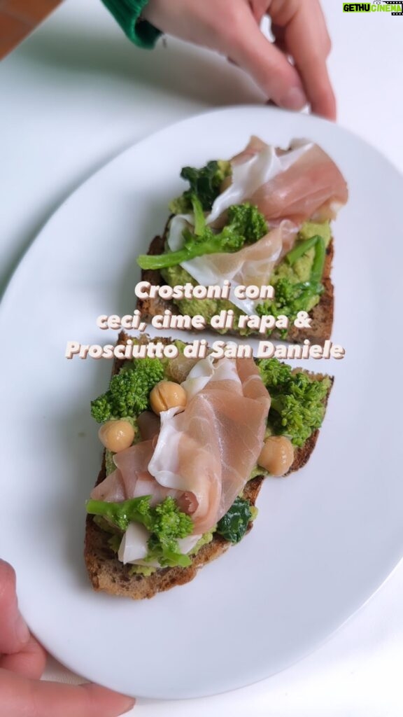 Ludovica Gargari Instagram - Bruschette? Crostoni? Il nome poco importa. La cosa fondamentale è assaggiare questa combo speciale cime di rapa – Prosciutto di San Daniele 😉 Provatela assolutamente oppure scrivetemi con quale verdura di stagione abbinereste il sapore unico del @sandanieledop! 2 fette di pane integrale 100g ceci gia cotti 100g cime di rapa 70g prosciutto di san daniele qb olio evo qb sale qb peperoncino 1 spicchio d aglio ripassate le cime in padella con aglio olio e peperoncino e frullatele con i ceci gia cotti tostate il pane nella padella delle cime e componete il tutto pane tostato, crema, e prosciutto  #adv #prosciuttodisandaniele