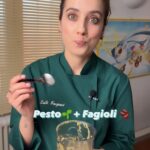 Ludovica Gargari Instagram – Ok che siamo quasi a Maggio, ma con questo clima ❄️ non riesco a capire se ho più voglia di una Pasta e fagioli davanti al camino o di Pasta al pesto 🤷🏻‍♀️ 

200g di mezzirigatoni 
100g fagioli borlotti gia cotti 
100g rucola 
5-7 pomodori secchi 
50g noci 
30ml olio evo 

frullate rucola olio evo sale pomodori secchi e noci e aggiungete un po di acqua se serve . Cuocete la pasta e mantecatela in padella con i fagioli e il pesto 

impiattate con altre noci sbriciolate 

🇬🇧Ok that we are almost in May, but with this climate ❄️ I can’t understand if I want more than a Pasta and beans in front of the fireplace or Pasta al pesto 🤷🏻‍♀️

200g of half-rigatones

100g already cooked borlotti beans

100g arugula

5-7 sun-dried tomatoes

50g nuts

30ml extra virgin olive oil

Blend arugula extra virgin olive oil salt dried tomatoes and walnuts and add a little water if needed. Cook the pasta and stir it in a pan with the beans and pesto

Seed with other crumbled walnuts

#pastaefagioli #pastaalpesto #pesto #pestopasta #italiancuisine #ricettefacili #ricetteveloci