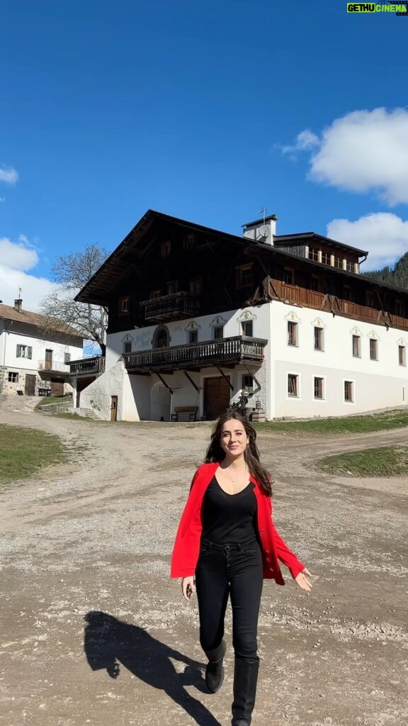 Ludovica Gargari Instagram - Qualche settimana fa sono stata in @suedtirol.official 🏔️ Ve lo ricordate!? La mia missione era scoprire cosa rende così speciale il latte e tutti i latticini altoatesini con il marchio Qualità Alto Adige. 🥛 Così sono partita da @milasuedtirol, dove ho potuto assaggiare i loro prodotti, tutti fatti al 100% con il miglior latte Alto Adige. Poi ho visitato uno dei masi a conduzione familiare dove viene prodotto il latte fieno, fiore all’occhiello di questo territorio, e infine assieme a @cheffilipposinisgalli del @zurkaiserkron ho usato lo skyr per cucinare dei piatti pazzeschi.  Che dirvi?! La gentilezza, l’accoglienza e l’impegno di tutti coloro che ho conosciuto fanno davvero la differenza! PS stay tuned perchè il mio viaggio non è finito qui  #adv #Suedtirol #qualitàaltoadige #lattefienoaltoadige #lattealtoadige #milasuedtirol #milaskyr @quality.suedtirol