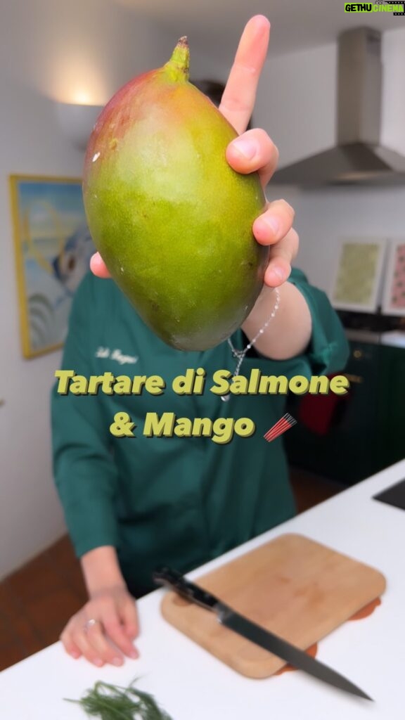 Ludovica Gargari Instagram - Lo sai tagliare il MANGO 🥭?! No ?!! MANGO IO 😂 Scusate per questa Freddura 🙏🏻🤣 TAGGA LA PERSONA CHE DEVE IMPARARE 🐠🥢 200g salmone (senza pelle) 100g yogurt greco 100g di Mango (1/2 mango) qb aneto qb sale (io ho usato quello Nero delle Hawaii) Tagliate il mango a cubetti facendo attenzione all’ osso centrale e poi tagliate il salmone e conditelo con olio sale e aneto impiattate con un coppa pasta e sulla base mettete lo yogurt poi il mango e poi il salmone . servite con germogli di soia e salsa di soia. 🥢 🇬🇧200g salmon (without skin) 100g Greek yoghurt 100g of Mango (1/2 mango) olive oil to taste Qb salt (I used the Black one from Hawaii) Cut the mango into cubes paying attention to the central bone and then cut the salmon and season it with oil, salt and dill Ensit with a pasta cup and on the base put the yoghurt then the mango and then the salmon. Served with bean sprouts and soy sauce. 🥢 #ricettadelgiorno #ricettefacili #ricetteveloci #ricettegurmet #ricettedipesce #sashimi #sushi #tartare #lovefood