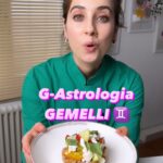 Ludovica Gargari Instagram – ⚠️NUOVA SERIE⚠️ G-ASTROLOGIA , un piatto per ogni segno dello zodiaco ! 
Questo è per il segno dei Gemelli ♊️ 
TAGGA nei commenti LA PERSONA DI QUESTO SEGNO, o che peggio, deve conquistarne una 👯‍♀️ 

Non fidatevi di chi vi dice che i Gemelli si accontentano di quello che c’è in tavola, 
presi come sono dalle loro occupazioni intellettuali. 

Curiosi, brillanti, irrequieti, esuberanti, i Gemelli amano assaggiare, QUINDI 1 SOLO TIPO DI POMODORO NON BASTA 

Amano i cibi freschi e non eccessivamente pesanti ed elaborati.

Non scordiamo che i Gemelli sono gli eterni adolescenti dello zodiaco, amano viaggiare scoprire . 

Ma poi tornano sempre a casa, e il loro ideale gastronomico è una Frisella
accompagnata da una bevanda frizzante. Come loro.
 Da dividere con un anima libera come un Sagittario è la cosa perfetta ! 

2 friselle integrali
qb vino o aceto rosso
qb acqua 
sale
olio
100g feta 
1 cetriolo
basilico
150g pomodori

bagna le friselle in acqua e aceto poi condiscile con olio sale e erbette 
condisci anche i pomodori e poi componi la frisella 

#gastrologia #gemelli #segnozodiacale #astrologia #foodlover #ricettepersegnozodiacale #zodiaco #gemini #junebabe