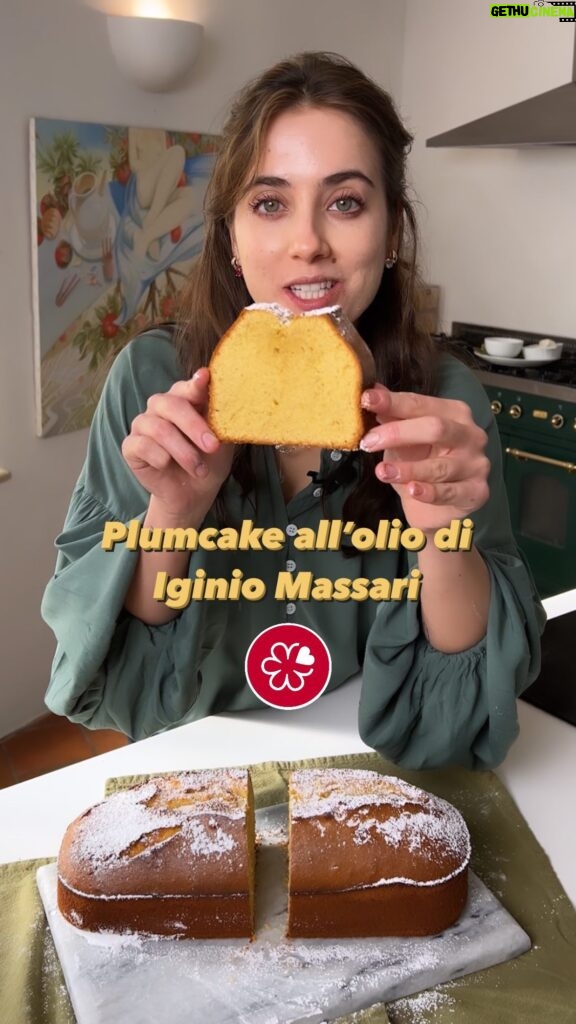 Ludovica Gargari Instagram - E con questo #plumcakeallolio del Maestro #IginioMassari , concludo la mia serie “piatti stellati” per iniziarne una nuova, più fresca, divertente che sa d’estate ! Ma intanto godetevi questo dolce 🍰 Zucchero 300 Uova 300 (6) Succo arancia 50 ml Sale 3g Scorza arancia Lievito 10g Farina 00 300 Olio 160 Farina 0 110  Mettere nella bacinella della planetaria le uova, la scorza e il succo d’arancia, lo zucchero e il sale e montare con la frusta per 15 minuti. Setacciare la farina con il lievito. Aggiungere la farina con il lievito versando a pioggia in planetaria e in prima velocità, mescolare bene. Incorporare l’olio versandolo in 4 volte, infine aggiungere la seconda farina. Mettere la massa negli stampi da cake rivestiti con l’apposita carta, poi tagliare longitudinalmente con una spatola immersa nel burro fuso il dolce. Cuocere a 180-190 °C. Se il cake è più grande di g 300 la cottura è a 180 °C, se è più piccolo a 190 °C. per 35 min circa #ricettestellate #piattigurmet #piattistellati #finedining #lovefood #italianfood