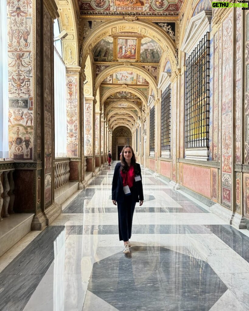 Ludovica Gargari Instagram - 10-11 Maggio sono stati due giorni che mi hanno arricchito personalmente e lavorativamente. La mia partecipazione alla stesura della carta dell’umano, insieme a quella di altri colleghi internazionali, è stara contornata da eventi e persone memorabili. l’incontro con @franciscus 🙏🏻 , la visita privata ai @vaticanmuseums , San Pietro di notte pronto ad accogliere @giovanniallevi , la sua musica, e le parole di altri grandi, dai Premi Nobel ai massimi esponenti di sport, ambiente, informazione … Ho avuto la fortuna di poter conoscere e condividere questa gita con delle persone stupende che porterò sempre con me ✨ Grazie per avermi seguita Da oggi proverò ad impegnarmi di più per portare sui social una maggiore idea e pragmaticità del concetto di Fraternità . Grazie per l’opportunità @fondazionefratellitutti #fratellitutti2024 #behuman @laiglesiateescucha