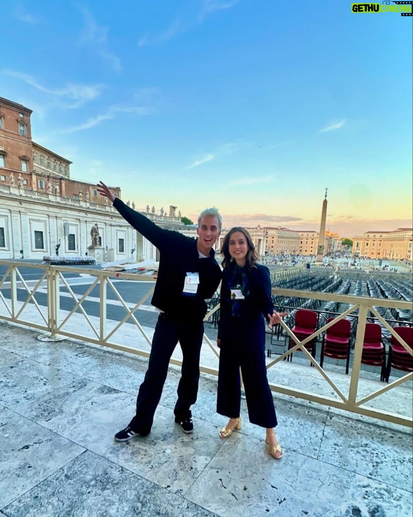 Ludovica Gargari Instagram - 10-11 Maggio sono stati due giorni che mi hanno arricchito personalmente e lavorativamente. La mia partecipazione alla stesura della carta dell’umano, insieme a quella di altri colleghi internazionali, è stara contornata da eventi e persone memorabili. l’incontro con @franciscus 🙏🏻 , la visita privata ai @vaticanmuseums , San Pietro di notte pronto ad accogliere @giovanniallevi , la sua musica, e le parole di altri grandi, dai Premi Nobel ai massimi esponenti di sport, ambiente, informazione … Ho avuto la fortuna di poter conoscere e condividere questa gita con delle persone stupende che porterò sempre con me ✨ Grazie per avermi seguita Da oggi proverò ad impegnarmi di più per portare sui social una maggiore idea e pragmaticità del concetto di Fraternità . Grazie per l’opportunità @fondazionefratellitutti #fratellitutti2024 #behuman @laiglesiateescucha