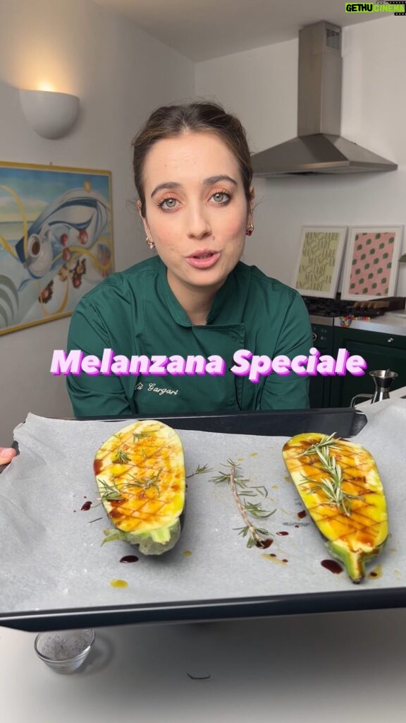 Ludovica Gargari Instagram - Melanzane infornate con crema di carote 🥕 🍆 2 melanzane olio evo sale salsa di soia 1 rametto di rosmarino qb feta qb germogli di soia tagliate le melanzane e incidetele con tagli obliqui, conditele con olio sale e soia e cuocete a 160 per 50 min cuocete le carote a tocchetti in padella con olio e rosmarino . frullatele impiattate nel modo che preferite con i fermogli sopra Eggplant baked with carrot cream 🥕 🍆 2 eggplants Extra virgin olive oil Salt Soy sauce 1 sprig of rosemary To taste feta Soy sprouts to taste Cut the eggplants and carve them with oblique cuts, season them with salt and soy oil and cook at 160 for 50 min Cook the carrots into chunks in a pan with oil and rosemary. Shake them Ended in the way you prefer with the fasteners on it #eggplant #antipastoitaliano #parmigianadimelanzane #ricetteitaliane #italianfood #healthyfood #veg #vegetarian