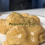 Ludovica Gargari Instagram – Queste sono per te che ami i CECI in tutte le salse ✨ e questa è spaziale 👍🏻

200g ceci 
70ml yogurt 
20g parmigiano 
40g fiocchi d avena 
40g pangrattato 
15 ml olio evo 
succo di 1 arancia 
qb rosmarino 
qb olio evo 

frullate tutti gli ingredienti formate le polpettine e rosolatele in padella con olio e rosmarino poi sfumate con vino bianco e impiattate 😍

These are for you who love CECI in all sauces ✨ and this is spatial 👍🏻

200g chickpeas
70ml yoghurt
20g Parmesan cheese
40g oat flakes
40g breadcrumbs
15 ml extra virgin olive oil
Juice of 1 orange
To taste rosemary
Extra virgin olive oil to taste
Blend all the ingredients form the meatballs and brown them in a pan with oil and rosemary then blend with white wine and plate 😍

#ricettefacili #legumi #ricetteconilegumi #ricetteveloci #ideeperpranzo #ideepercena