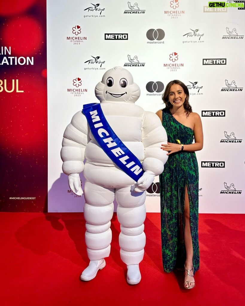 Ludovica Gargari Instagram - Ieri sera al “Revealing Event di @michelinguide” ⭐️ sono stati rivelati i ristoranti che saranno nella guida 2023 della Turchia, dove fino ad oggi non era ancora presente . Quindi questa è la primissima volta per la cucina turca che riceve un riconoscimento tale . Conoscete il SIGNIFICATO delle STELLE ⭐️?!? Il significato delle stelle: 3 Stelle - Vale il viaggio: sono gli “imperdibili”, luoghi di fama artistica, storica o naturale internazionale. 2 Stelle - Merita la deviazione: sono i luoghi che meritano una deviazione durante il viaggio. 1 Stella - Interessante: è un’indicazione per chi desidera approfondire la conoscenza della destinazione. I CRITERI : -qualità degli ingredienti utilizzati -maestria nel controllo dei sapori e nelle tecniche di cottura -personalità dello chef all’interno della sua cucina -valore e coerenza tra le varie prove tavola effettuate. In TURCHIA (finally 🥳) si contano 38 menzioni, 4 con una stella, di cui 1 con anche la stella verde , e 1 com due stelle 🌟 Che dire ?! Se volete vedere di più vi lascio delle stories in evidenza, ma… #staytuned il viaggio continua 🤩 #tasteinistanbul #gastrocity #michelinguide2023