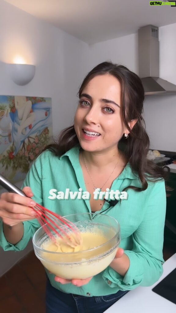 Ludovica Gargari Instagram - La domenica : Birra 🍺 Partita ⚽️ amici ❤️ ?! ti consiglio di provare queste foglie di salvia fritte che andranno via decisamente prima del 90esimo minuto 👌🏻 Ma soprattutto voi di che squadra siete ? E comunque anche a me non piace la birra ma in questa pastella neanche si sente 🤭 20 foglie di salvia 30 g di farina di ceci 20g amido di mais q.b di sale q.b di olio di semi 1 bicchiere di Birra o Acqua frizzante #stuzzichini #ricette2024 #howto #salviafritta #partita #calcio #veganuary #vegan