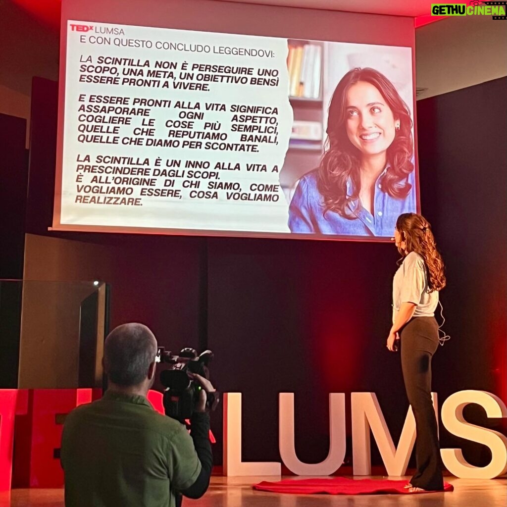 Ludovica Gargari Instagram - Ieri ho tenuto il mio primo #TEDTALK il tema era “Think Outside the Box” 📦! Ho iniziato a pensare alla prima volta che io abbia agito fuori dagli schemi ma soprattutto a consigli utili che avrei dato alla me stessa di 10 anni fa . da qui il titolo “La scintilla, dove meno te l’aspetti” Non vedo l’ora di condividere il video integrale con voi ❤️ Un grazie speciale a chi era presente ieri, e chi semplicemente con un “brava Lulù” mi è stato accanto ❤️