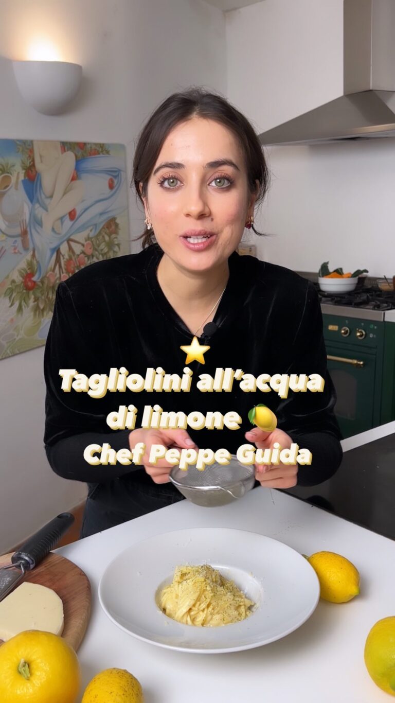 Ludovica Gargari Instagram - Spaghettini all’ acqua di Limone e Provolone del Monaco @peppeguidachef ⭐️ Che dice promossa ?! @michelinguide @michelin @michelin_stars_ita Ingredienti Per l’acqua di limone 4 limoni non trattati 700 ML di acqua Ricavare le scorze dei limoni, già lavati, con un pelapatate e metterle a macerare per una notte in acqua. Una volta pronta, filtrare l’acqua, eliminando le scorze. frullate il prezzemolo secco per avere una polvere Per la pasta 360 g di spaghettini o tagliolini 130 g di Provolone del Monaco Olio extravergine di oliva prezzemolo secco sale pepe Portare a bollore l’acqua di limone in un tegame largo abbastanza da contenere gli spaghettini i ragliolini . Aggiungere la pasta ed un filo di olio e portare a cottura, scuotendola nel tegame fino a che non si ammorbidisce. Solo a questo punto si può cominciare a mescolare delicatamente. sono un formato molto fragile, bisogna usare la massima attenzione perché non si rompano. Una volta cotta, fuori dal fuoco, mantecare con il provolone. Aggiustare di sale se è necessario. Ultimare il piatto con un filo di olio, il pepe ed una spolverata di prezzemolo secco 🇬🇧Ingredients For the lemon water 4 untreated lemons 700 ML of water Make the peels of the lemons, already washed, with a potato peeler and put them to macerate for one night in water. Once ready, filter the water, removing the peels. Blend the dry parsley to have a powder For the pasta 360 g of spaghetti or tagliolini 130 g of grated Provolone del Monaco Lemon leaf flour Extra virgin olive oil Salt Pepper Bring the lemon water to a boil in a pan wide enough to hold the spaghettini and ragliolini. Add the pasta and a drizzle of oil and cook, shaking it in the pan until it softens. Only at this point can you start mixing gently. they are a very fragile format, you have to use the utmost care so that they do not break. Once cooked, out of the fire, stir with the provolone. Season with salt if necessary. Finish the dish with a drizzle of oil, pepper and a sprinkling of dried parsley #Ricettestellate #rocettegurmet #chefstellati #michelin #michelinstar #michelinrestaurant