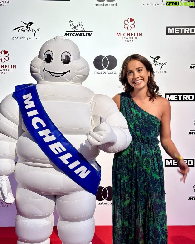 Ludovica Gargari Instagram - Ieri sera al “Revealing Event di @michelinguide” ⭐️ sono stati rivelati i ristoranti che saranno nella guida 2023 della Turchia, dove fino ad oggi non era ancora presente . Quindi questa è la primissima volta per la cucina turca che riceve un riconoscimento tale . Conoscete il SIGNIFICATO delle STELLE ⭐️?!? Il significato delle stelle: 3 Stelle - Vale il viaggio: sono gli “imperdibili”, luoghi di fama artistica, storica o naturale internazionale. 2 Stelle - Merita la deviazione: sono i luoghi che meritano una deviazione durante il viaggio. 1 Stella - Interessante: è un’indicazione per chi desidera approfondire la conoscenza della destinazione. I CRITERI : -qualità degli ingredienti utilizzati -maestria nel controllo dei sapori e nelle tecniche di cottura -personalità dello chef all’interno della sua cucina -valore e coerenza tra le varie prove tavola effettuate. In TURCHIA (finally 🥳) si contano 38 menzioni, 4 con una stella, di cui 1 con anche la stella verde , e 1 com due stelle 🌟 Che dire ?! Se volete vedere di più vi lascio delle stories in evidenza, ma… #staytuned il viaggio continua 🤩 #tasteinistanbul #gastrocity #michelinguide2023