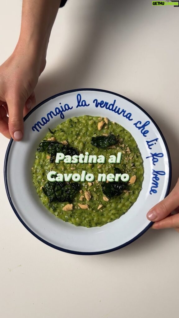 Ludovica Gargari Instagram - Semi di meloni è il nome di questa pasta… e tu la conoscevi?! Lo dice anche il mio piatto ! 🥬 mangia la verdura che ti fa bene 🥬 200g semi di melone 100g foglie di cavolo nero 100g broccolo siciliano 50g parmigiano 50g taralli qb sale qb pepe qb olio evo cuocete in acqua bollente salata il broccolo e le foglie di cavolo frullateli con acqua di cottura e olio evo sale e pepe tostate i semi di meloni e portate a cottura come un risotto aggiungendo acqua di cottura dei broccoli di tanto in tanto ! a meta cottura la crema di verdure. Fuori fuoco mantecate con parmigiano e taralli sbriciolati #nowaste #cavolonero #ricettefacili #ricetteveloci #howto #ricetteitaliane