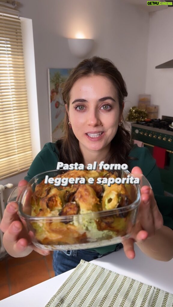 Ludovica Gargari Instagram - E se vi dicessi che questa #pastaalforno è leggera saporita , con una besciamella #senzaburro e una crosticina favolosa , la rifareste per il pranzo di #Pasqua o #Pasquetta ?! 200g pasta (io pennoni lisci , non giudicatemi) 200g ricotta 200g zucchine romanesche menta olio evo sale pepe parmigiano per la besciamella all olio evo 500ml latte veg non zuccherato 40ml olio evo 50g farina mettete olio e farina in un pentolino quando fa le bolle aggiungete il latte caldo e continuate a mescolare aspettando che si addensi poi spostate in ciotola sterile con pellicola a contatto per cuocete la pasta saltate le zucchine in padella con aglio olio e peperoncino, frullatele con la ricotta e la menta scolate la pasta 5min prima del tempo indicato sulla confezione . conditela con la crema versatela in una pirofila e cospargete di besciamella e parmigiano 200gradi per 20 min poi a 220 gradi per 5 min con Grill acceso. And if I told you that this #pastaalforno is lightly flavourful, with a bechamel #without butter and a fabulous crust, would you make it again for lunch on #Easter or #Easter ?! 200g pasta (I smooth penne, don’t judge me) 200g ricotta 200g Roman zucchini Mint Extra virgin olive oil Salt Pepper Of Parma For the bechamel sauce with extra virgin olive oil 500ml unsweetened veg milk 40ml extra virgin olive oil 50g flour Put oil and flour in a saucepan when it makes the bubbles add the hot milk and keep mixing waiting for it to thicken then move to a sterile bowl with contact film To cook the pasta Sauté the zucchini in a pan with garlic, oil and chilli, blend them with ricotta and mint Drain the dough 5min before the time indicated on the package. Season it with the cream, pour it into a baking dish and sprinkle with béchamel sauce and parmesan 200 degrees for 20 min then at 220 degrees for 5 min with Grill on. #ricettepasquali #ricettefacili #ricetteveloci #ricettelight #ricetteitaliane #lasagne #pasta