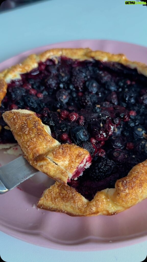 Ludovica Gargari Instagram - Un dolce perfetto per questa stagione? La mia galette ai frutti di bosco, semplicissima ma dall’effetto WOW 🤩 Grazie @airup che con i suoi pod, tutti naturali, ha ispirato questa ricetta e mi aiuta a bere di più, perché si, air up è solo acqua ma grazie ai suoi pod che rilasciano aromi tutti naturali e vegan ti sembrerà di bere ogni volta una cosa diversa. #adv