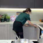 Ludovica Gargari Instagram – POV : Sei in una nuova cucina e non sai dove stanno le cose, ma sei Sagittario e vuoi fare tutto da sola🫠