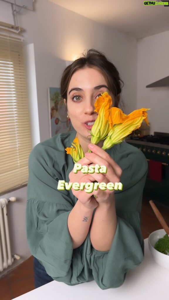 Ludovica Gargari Instagram - Stupisci tutti a #pasqua o #pasquetta 🐣con questa Pasta super leggera 🌱e saporita 😋 200g mezzi rigatoni 100g pisellini 100g ricotta qb basilico succo di 1/2 limone qb sale e pepe qb olio evo 10 fiori di zucca sbollenta i pisellini e frullali con ricotta, basilico, sale pepe e olio evo e il succo di mezzo limone friggi in olio evo i fiori cuoci la pasta e ultima la cottura in padella con peperoncino basilico e qualche fiore manteca a fuoco spento con la crema Amazer everyone at #pasqua or #pasquetta 🐣with this super light pasta 🌱and tasty 😋 200g half rigatoni 100g peas 100g ricotta Basil to taste Salt and pepper to taste Extra virgin olive oil to taste 10 zucchini flowers Blanch the peas and blend them with ricotta, basil, salt, pepper and extra virgin olive oil Fry the flowers in extra virgin olive oil Cook the pasta and finally cook it in a pan with chilli, basil and some flowers Cream with the cream #ricettefacili #ricetteveloci #ricettepasquali #ricettelight #ricettesane #dietameditterranea