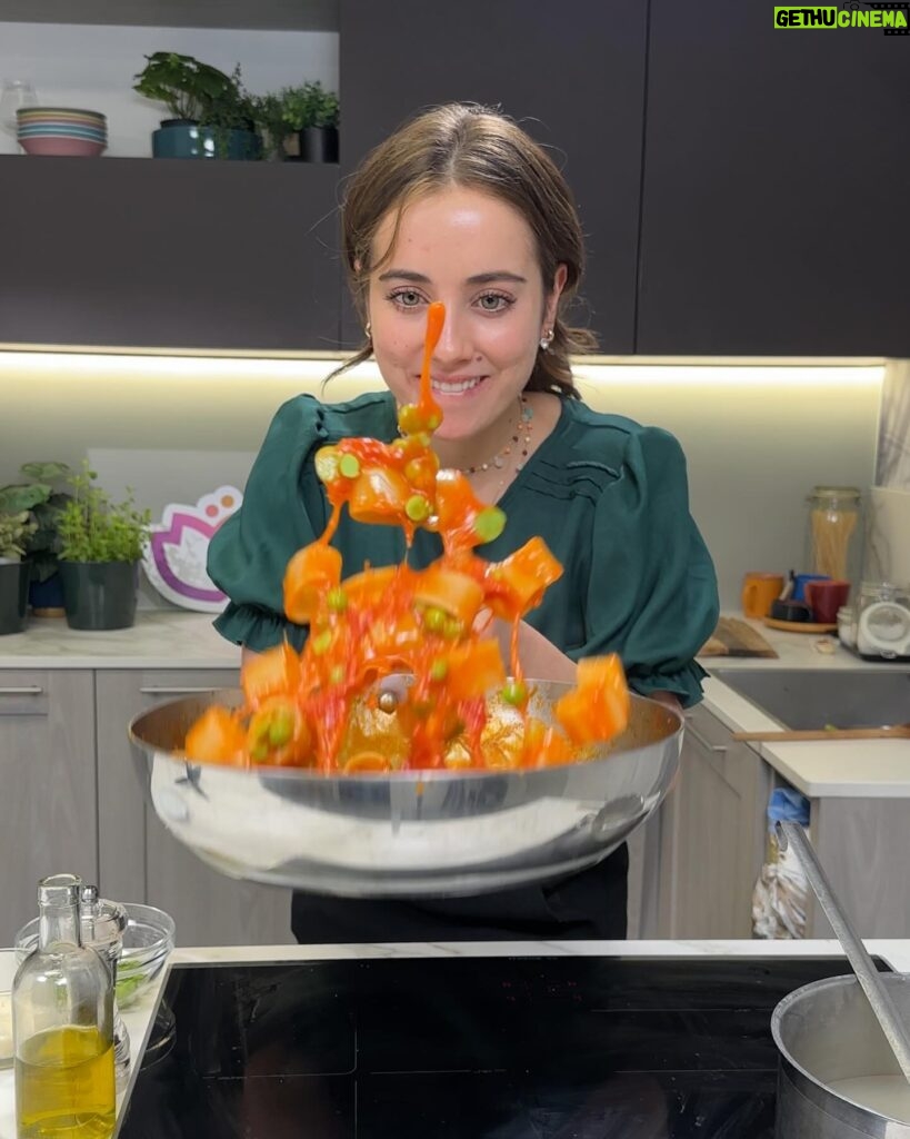 Ludovica Gargari Instagram - POV : Sei in una nuova cucina e non sai dove stanno le cose, ma sei Sagittario e vuoi fare tutto da sola🫠