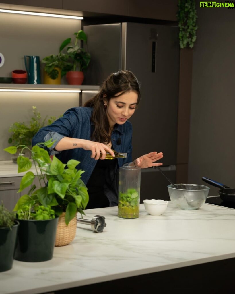 Ludovica Gargari Instagram - Vi racconto di me 🌸 e del mio lavoro ! in 10 punti, i più importanti ! 1. Ciao Sono Lulù e sono una Chef Digitale, amo cucinare in modo “sano” e quotidiano, presto attenzione agli ingredienti, alla provenienza, alla stagionalità e aggiungo un tocco di tecnica e creatività 2. . Altri invece mi ricorderanno come “Livietta” di “Provaci ancora prof”, ebbene sì, perché ho un passato da attrice,dal 2005 ha fatto parte di diverse serie tv e film al cinema (Ex, Giovanni Falcone, Una buona stagione, 2 imbroglioni e mezzo…..) 3. il cibo è diventato per me da nemico, ad amico tramite un percorso lungo che va da sopravvivenza, studio, passione fino a lavoro. Nel 2019, ho mi sono diplomata all’Alma la scuola internazionale di cucina italiana, del maestro Gualtiero Marchesi. 4. da Ottobre 2019 a Marzo 2020 a Milano in stage al “Seta by Antonio Guida” al Mandarin Oriental, sperimentando le diverse partite 5. Nel 2019 sono riuscita a dare un filo conduttore a questo percorso attraverso la pubblicazione del mio primo libro, “Nient altro che La verità “In cui la mia infanzia , la passione per la scrittura , e il cibo trovano finalmente la loro unione. 6. durante la pandemia ho lavorato nella start up Al.ta cucina come recipe producer. 7. Ho sperimentato i social come mezzo di comunicazione e ho pubblicato il mio primo libro di cucina edito da Gribaudo “Farfalle nello stomaco piatti fatti con amore” 8. nel 2022/23 ho fatto 2 programmi televisivi “Lulù Artusi e l’arte di mangiar bene” per FoodNetwork e “Lodo e Lulù” per GamberoRosso 9. Ho iniziato a tenere dei corsi di cucina amatoriali e realizzare cookingshow anche all’estero! 10. Ma qualcosa bolle in pentola e vedrete molto presto !