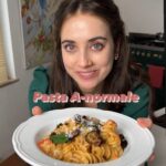 Ludovica Gargari Instagram – La mia pasta A-Normale 🍝 🍆! 
è NORMAle che sia cosi buona ?!

volete la ricetta di questa Norma leggera ?! 

200g fusilloni 
1 melanzana lunga 
qb olio evo 
100g pomodorini datterino 
qb menta 
qb sale e paprika dolce 
50g ricotta salata 

cuocete la melanzana in forno a 180 gradi per 35/40 min. frullatela con olio sale paprika dolce e menta 

spadellate dei pomodorini con olio aglio e peperoncino e aggiungete la crema di melanzana 
 cuocete la pasta in acqua bollente salata e scolatela al dente . mantecatela con i pomodorini. 
friggete le melanzane sottili in olio evo a 170 fino a doratura 
e ultimate con ricotta salata fuori dal fuoco e melanzane fritte 

#pasta #piattiitaliani