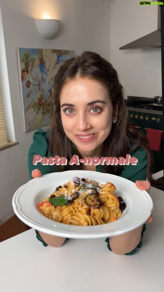 Ludovica Gargari Instagram - La mia pasta A-Normale 🍝 🍆! è NORMAle che sia cosi buona ?! volete la ricetta di questa Norma leggera ?! 200g fusilloni 1 melanzana lunga qb olio evo 100g pomodorini datterino qb menta qb sale e paprika dolce 50g ricotta salata cuocete la melanzana in forno a 180 gradi per 35/40 min. frullatela con olio sale paprika dolce e menta spadellate dei pomodorini con olio aglio e peperoncino e aggiungete la crema di melanzana cuocete la pasta in acqua bollente salata e scolatela al dente . mantecatela con i pomodorini. friggete le melanzane sottili in olio evo a 170 fino a doratura e ultimate con ricotta salata fuori dal fuoco e melanzane fritte #pasta #piattiitaliani