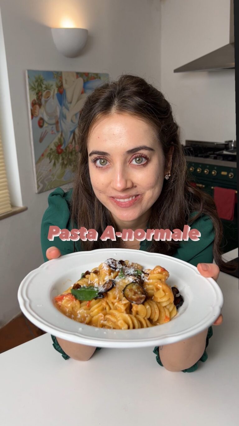 Ludovica Gargari Instagram - La mia pasta A-Normale 🍝 🍆! è NORMAle che sia cosi buona ?! volete la ricetta di questa Norma leggera ?! 200g fusilloni 1 melanzana lunga qb olio evo 100g pomodorini datterino qb menta qb sale e paprika dolce 50g ricotta salata cuocete la melanzana in forno a 180 gradi per 35/40 min. frullatela con olio sale paprika dolce e menta spadellate dei pomodorini con olio aglio e peperoncino e aggiungete la crema di melanzana cuocete la pasta in acqua bollente salata e scolatela al dente . mantecatela con i pomodorini. friggete le melanzane sottili in olio evo a 170 fino a doratura e ultimate con ricotta salata fuori dal fuoco e melanzane fritte #pasta #piattiitaliani