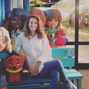 Luísa Barbosa Instagram - Eu, sempre a fazer novos amigos! 😊
🙋‍♀️🙋🏽‍♀️🙋🏼‍♀️🙋🏿‍♀️🙋🏻‍♀️
A #legofriends tem agora como tema a #inclusão porque crianças revelaram, num estudo, que queriam ver os seus amigos e emoções representados nos seus brinquedos e séries animadas. Os pequenos dão-nos as maiores lições! É só estarmos atentos 
🧡💛💚💙💜🤎🖤
@lego @legoportugal_oficial