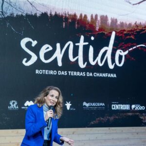 Luísa Barbosa Instagram - Na primeira foto até pareço uma pessoa séria... mas nós sabemos que a verdade está na segunda foto 😄
Muito obrigada às @terrasdachanfana pelo convite para estar na @bolsa_de_turismo_de_lisboa 
É sempre um orgulho representar a cabra velha... a chanfana, malta. 🐐 A chanfana! 😂 #madrinha #vilanovadepoiares #lousa #penela #mirandadocorvo #comunidadeintermunicipaldaregiãodecoimbra #dueceira #roteirosentidoterrasdachanfana