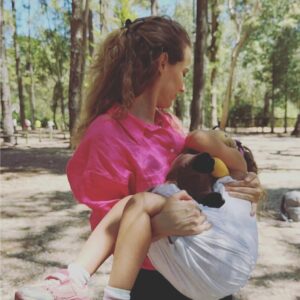 Luísa Barbosa Instagram - Primeira festinha com amigos da Aura ou, 'Como fomos felizes num domingo no Monsanto':
- @francisco__beatriz andamos a fazer um trabalho do car@ç@$!;
- para quem procura alternativas mais saudáveis para festas de crianças, e não só, dêem uma vista de olhos à @gudilicious_pt e à @saludepastelariafit ;
- o tema foram unicórnios e eles aceitaram o convite;
- Fez 5 anos mas continua a querer colo como uma bebé (@telmoliveira.workout preciso de reforçar estas costas 😂);
- houve pinhata mas enchi-a com tatuagens temporárias porque não havia hipótese de eu encher aquilo de 🍬🍭🍬🍭🍬🍭;
- o entretenimento foram balões, boa companhia e bisnagas de água compradas na Tiger que, não só fizeram as delícias dos miúdos como serviram para refrescar e como prendinha da festa, no final. 

E ainda organizei umas rifas para ganharem... desenhos feitos pela aniversariante! 😂 Ou seja, diverti-me muito a arranjar ideias criativas para entreter os nossos convidados e fazer a minha miúda sentir-se especial neste dia. 
Muito obrigada a todos que foram. Houve mesmo quem adiasse férias para poder estar presente e nem imaginam como me sinto grata por esse gesto que vale tanto mais que qualquer prenda que pudessem comprar. 🧡🧡🧡 
Mas, sim, a Aura agradece a prenda 🤣
🎁🎁🎁