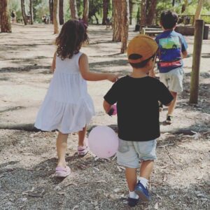 Luísa Barbosa Instagram - Primeira festinha com amigos da Aura ou, 'Como fomos felizes num domingo no Monsanto':
- @francisco__beatriz andamos a fazer um trabalho do car@ç@$!;
- para quem procura alternativas mais saudáveis para festas de crianças, e não só, dêem uma vista de olhos à @gudilicious_pt e à @saludepastelariafit ;
- o tema foram unicórnios e eles aceitaram o convite;
- Fez 5 anos mas continua a querer colo como uma bebé (@telmoliveira.workout preciso de reforçar estas costas 😂);
- houve pinhata mas enchi-a com tatuagens temporárias porque não havia hipótese de eu encher aquilo de 🍬🍭🍬🍭🍬🍭;
- o entretenimento foram balões, boa companhia e bisnagas de água compradas na Tiger que, não só fizeram as delícias dos miúdos como serviram para refrescar e como prendinha da festa, no final. 

E ainda organizei umas rifas para ganharem... desenhos feitos pela aniversariante! 😂 Ou seja, diverti-me muito a arranjar ideias criativas para entreter os nossos convidados e fazer a minha miúda sentir-se especial neste dia. 
Muito obrigada a todos que foram. Houve mesmo quem adiasse férias para poder estar presente e nem imaginam como me sinto grata por esse gesto que vale tanto mais que qualquer prenda que pudessem comprar. 🧡🧡🧡 
Mas, sim, a Aura agradece a prenda 🤣
🎁🎁🎁