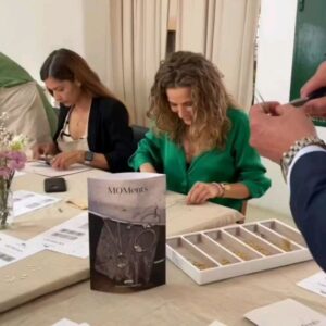 Luísa Barbosa Instagram - Tarde bem passada num workshop com a @eugeniocamposjewels 
Agora... vejam qual é a foto que acham que melhor me caracteriza. 🤣 
PS - apesar da poluição, do trânsito e de ser impossível arranjar casa: Lisboa é linda, caraças!