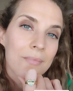 Luísa Barbosa Instagram - Tarde bem passada num workshop com a @eugeniocamposjewels 
Agora... vejam qual é a foto que acham que melhor me caracteriza. 🤣 
PS - apesar da poluição, do trânsito e de ser impossível arranjar casa: Lisboa é linda, caraças!